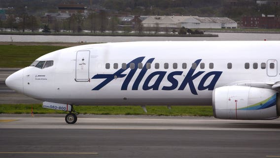 Alaska Airlines flight attendant sings ‘Twelve Days of Christmas’ to passengers on delayed flight