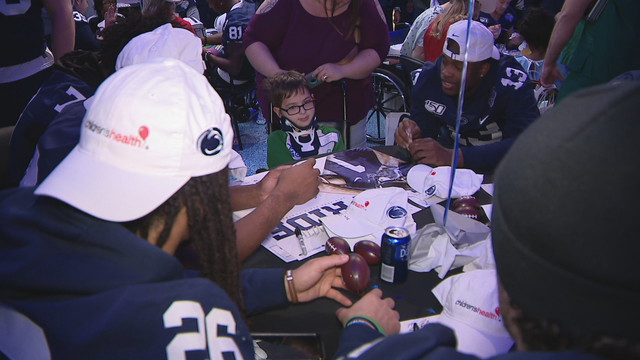 Memphis, Penn State football players visit Dallas children’s hospitals ahead of Cotton Bowl