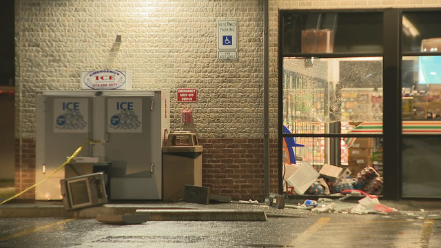 Robbers crash into Dallas 7-Eleven, steal ATM
