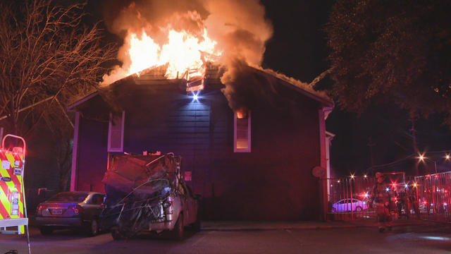 Witness helps warn residents about overnight apartment fire
