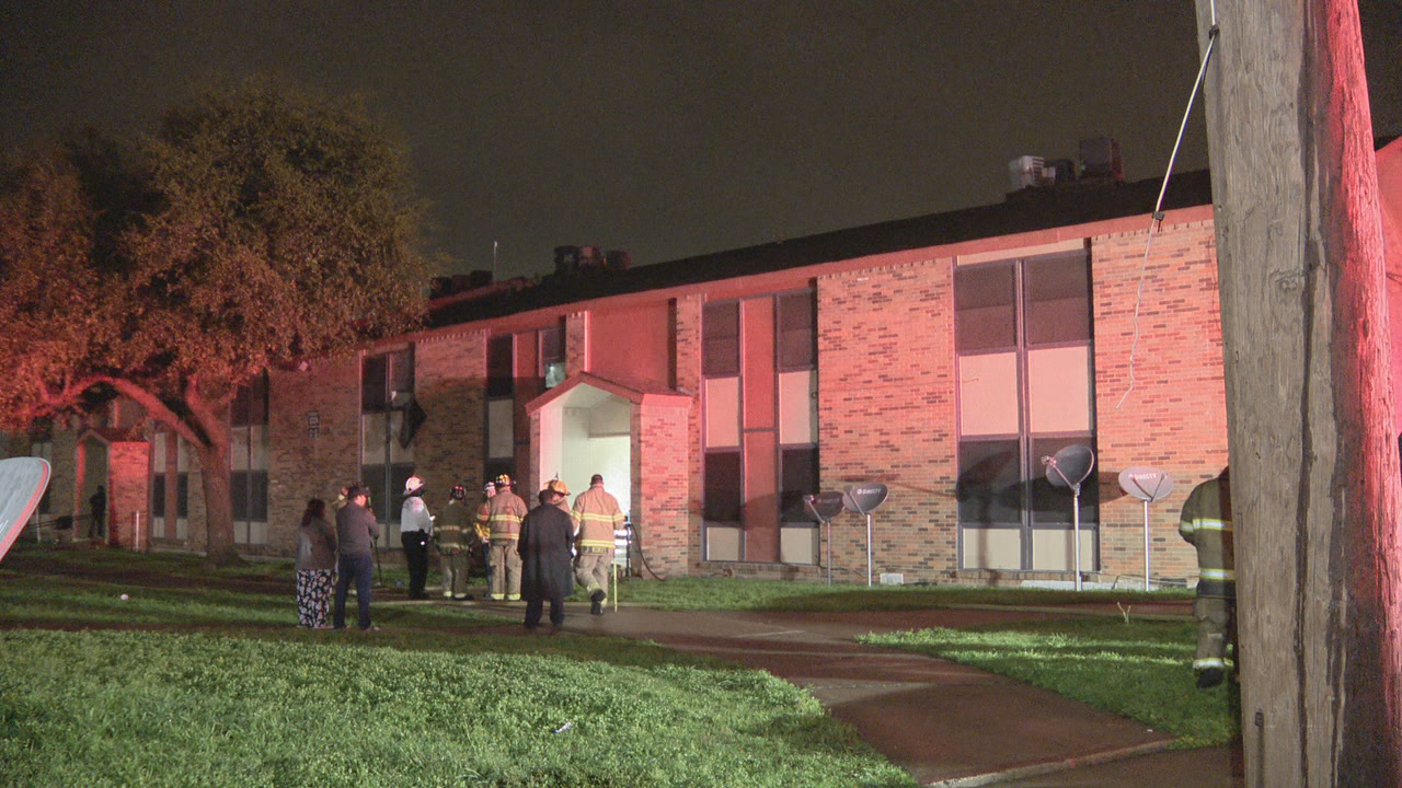 Firefighters able to rescue man from fire in Fort Worth apartment
