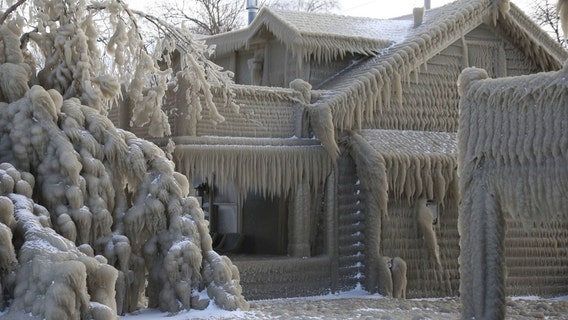 New York homes covered in ice, resemble 'Frozen' after storm brings strong winds, lake-effect snow