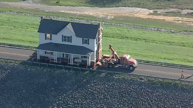 Light traffic helps with historic Grapevine house move