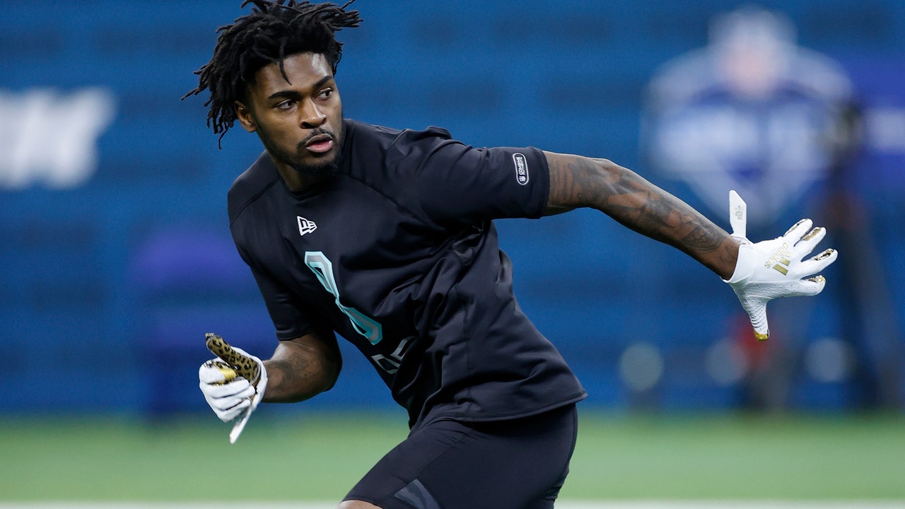 Dallas Cowboys wide receiver CeeDee Lamb takes part in a drill during  News Photo - Getty Images