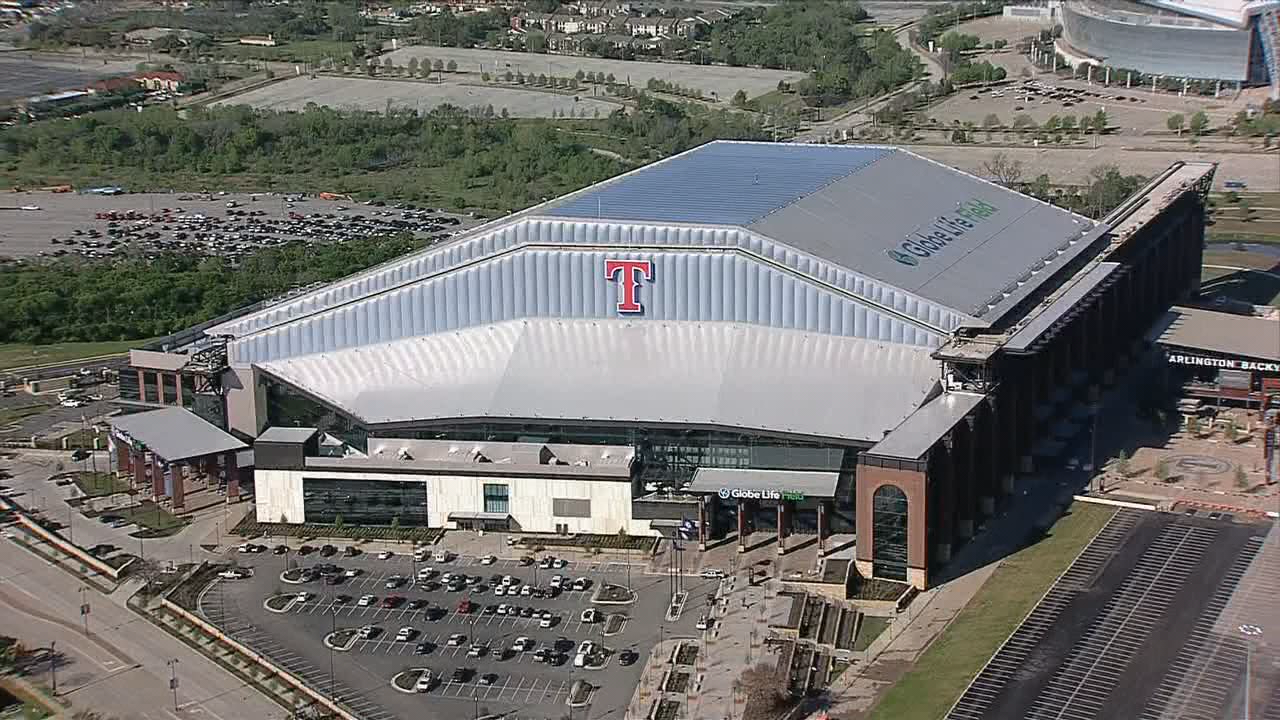 does globe life field have a roof