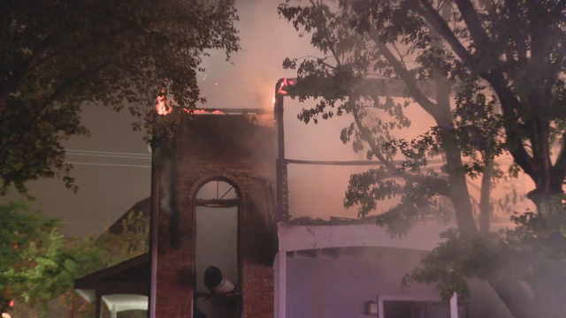 20 displaced by early morning fire at Irving apartment