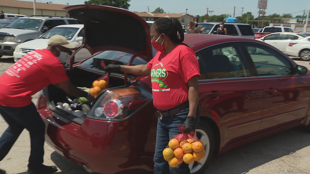 Grocery store gives out Mother’s Day meals