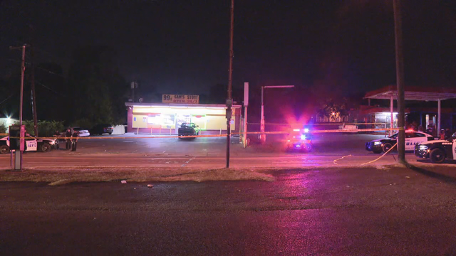 Man fatally shot as suspect tried to steal his vehicle outside Dallas convenience store