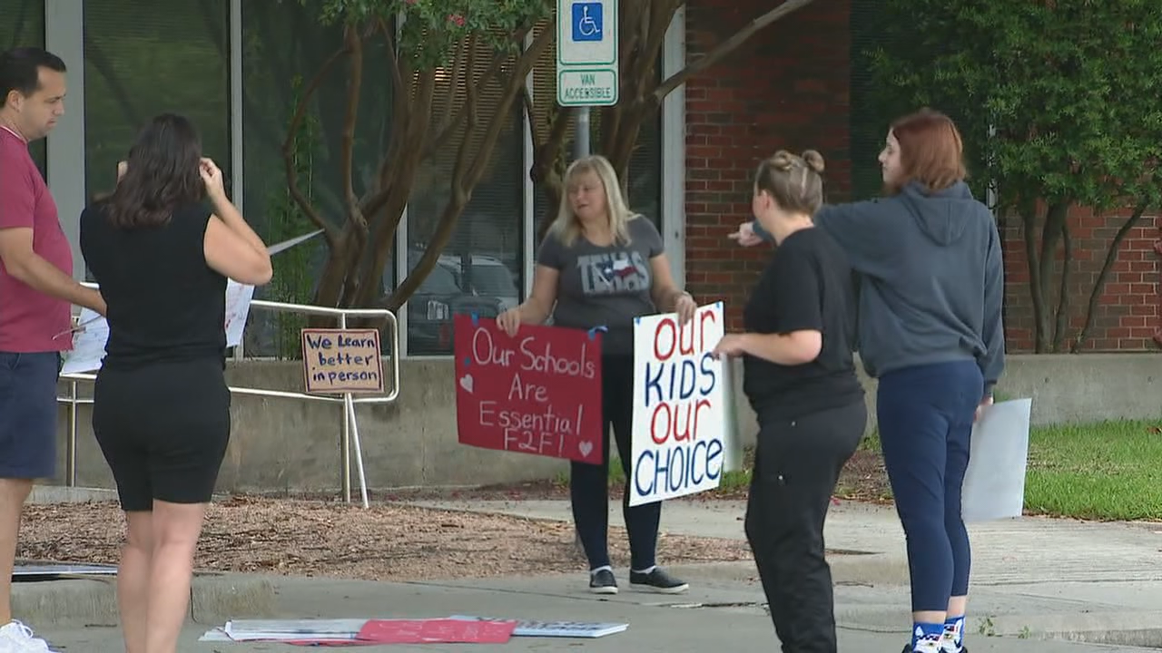 Parents protest McKinney ISD’s plan to start school online