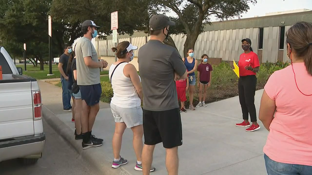 Parents, volunteers go door-to-door to help Fort Worth ISD families get registered for school