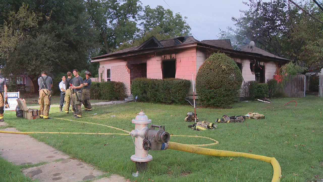 2 firefighters hurt while battling Fort Worth house fire