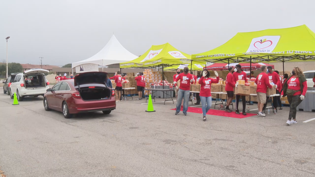 Minnie's Food Pantry gives out thousands of Thanksgiving meals to North Texas families in need
