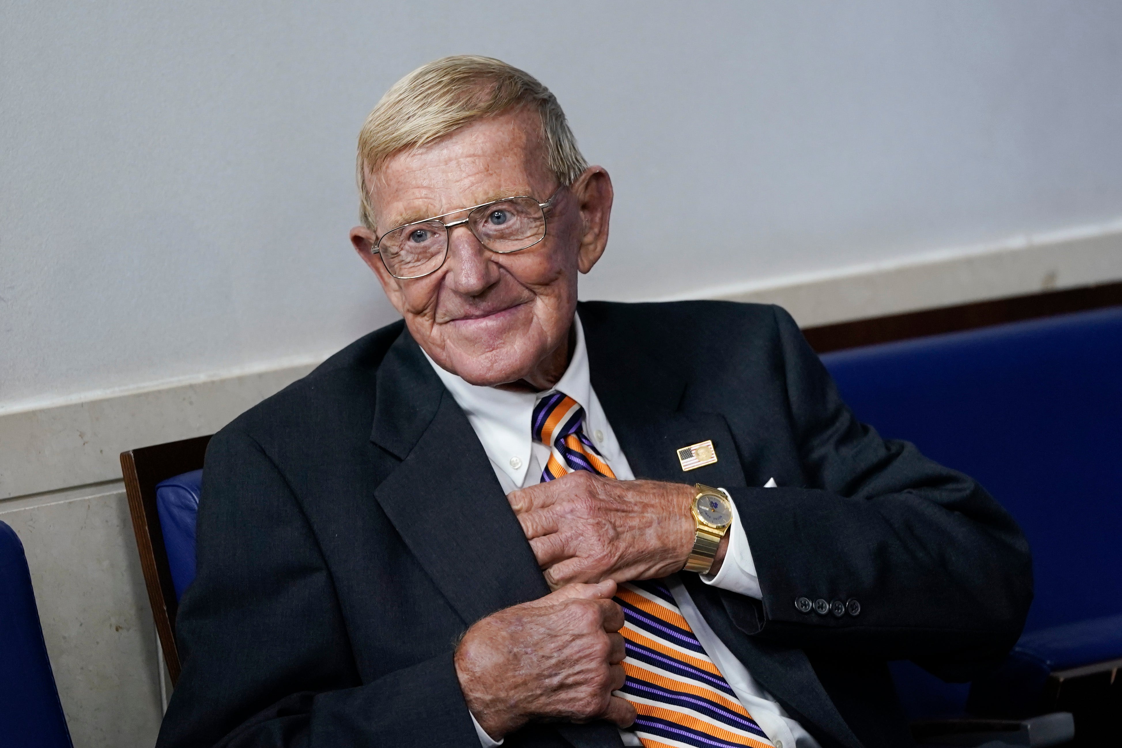 Notre Dame football coach Lou Holtz, who led the Irish to a title in 1988, dies at 89