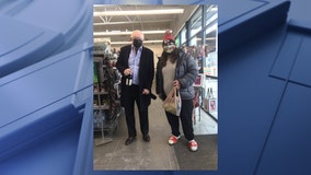 Fan gets a picture with Cowboys owner Jerry Jones after spotting him at a Prosper gas station