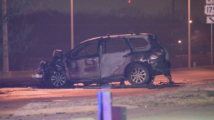 Dallas PD officers, Good Samaritans help people get out of burning vehicle after Dallas crash - Vimarsana News
