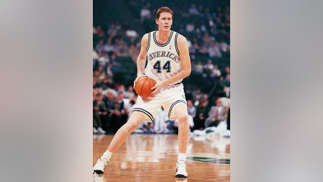 Former Dallas Maverick Shawn Bradley paralyzed after bicycle accident