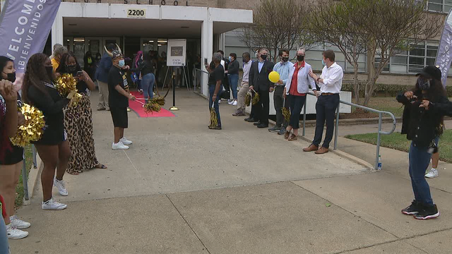 Seniors return to classrooms as Dallas ISD makes push for students to graduate