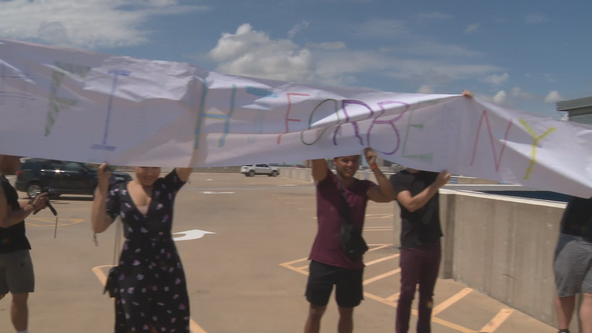 3-year-old cancer patient surprised with signs of support outside of his Fort Worth hospital window