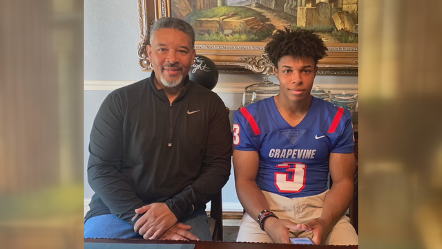 Grapevine football player runs for touchdown after visiting dad in COVID-19 ICU