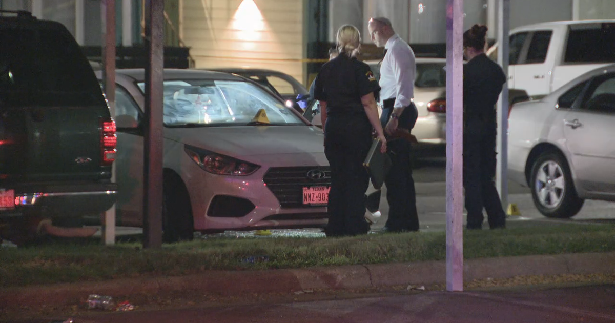 Man found fatally shot in vehicle outside Dallas apartment complex ...