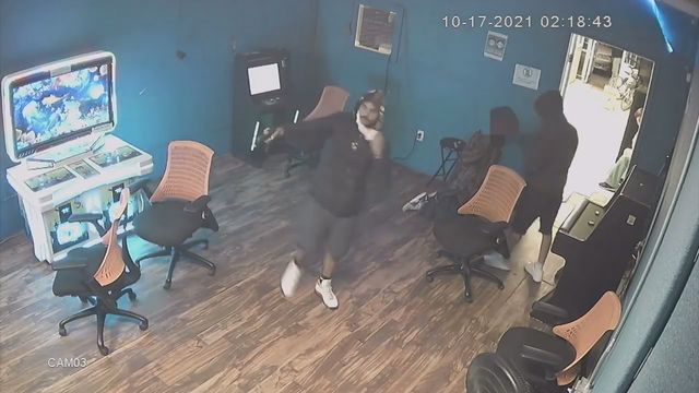 Four suspects sought in Fort Worth smoke shop robbery