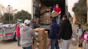 Cowboys legends gather to feed Dallas families for Thanksgiving