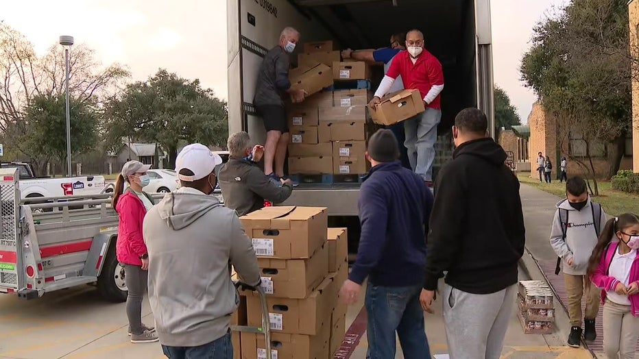 Cowboys legends gather to feed Dallas families for Thanksgiving