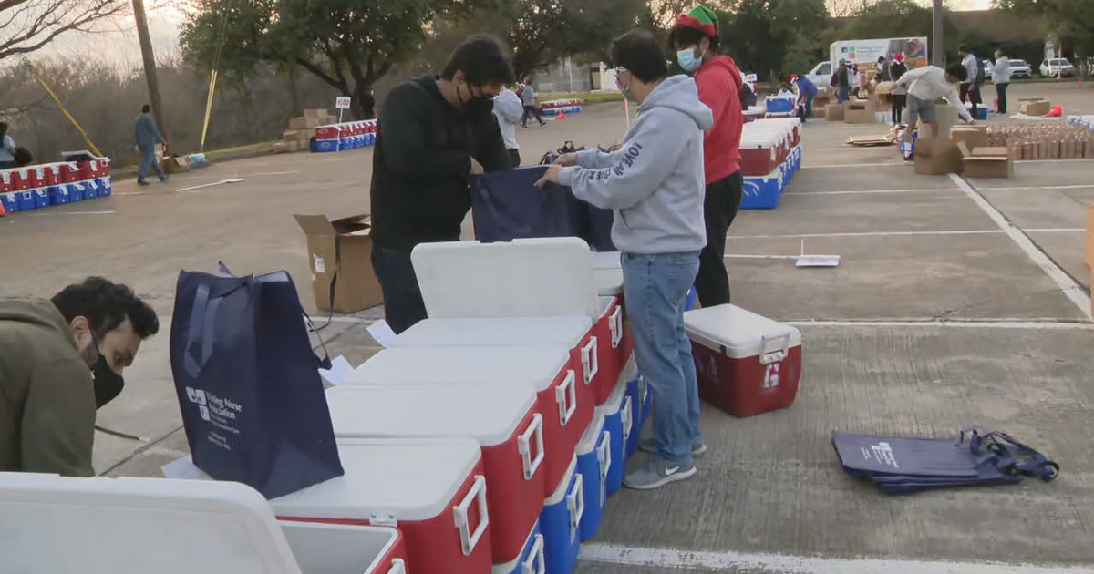 Volunteers prepare Christmas Meals on Wheels for seniors | FOX 4 Dallas ...