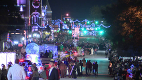 Grapevine holds its traditional Parade of Lights without restrictions