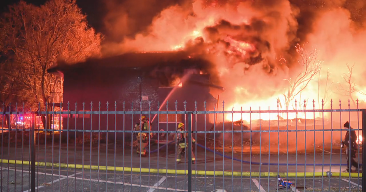 Large fire destroys vacant apartment building in Dallas, damages nearby ...