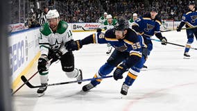 Blues score 2 power-play goal in final minute, top Stars 2-1