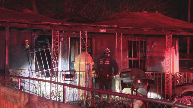 Firefighters rescue elderly man from burning Fort Worth home