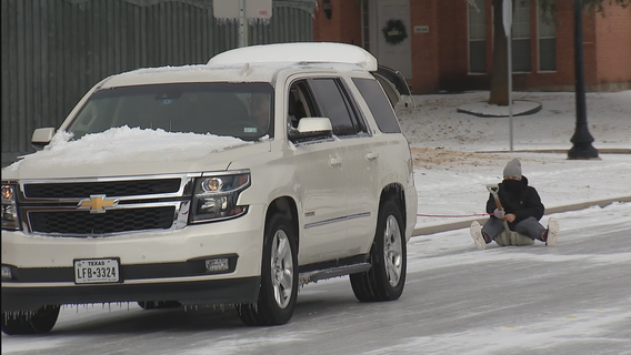 North Texans have last-minute fun in the snow, venture out for food