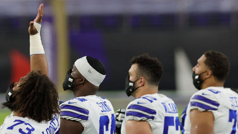 Dallas Cowboys players wearing masks