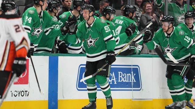 Robertson beats emergency replacement goalie, Stars win