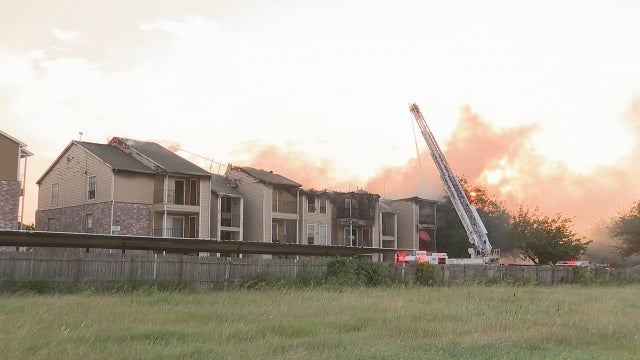 Apartment fire in Fort Worth leaves dozens homeless