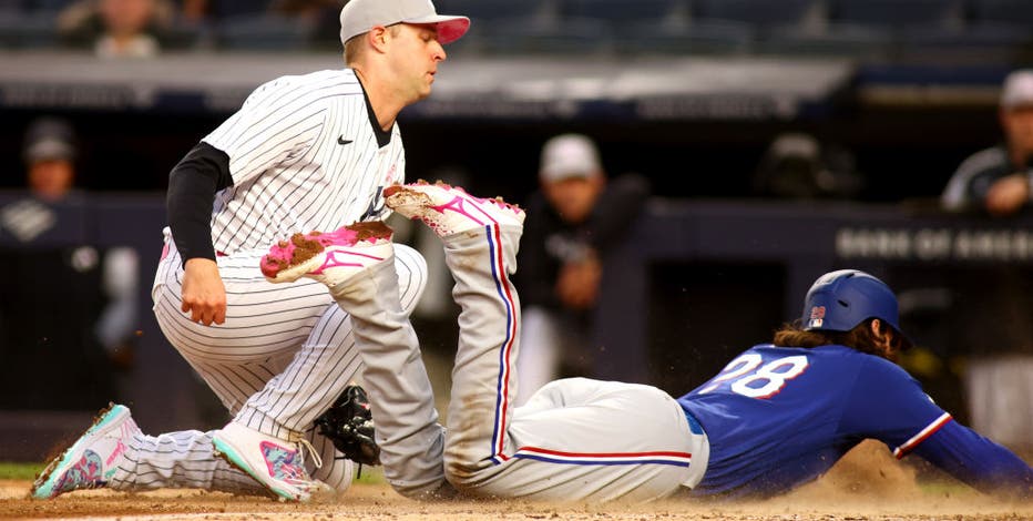 Nathaniel Lowe on walk-off homer, 05/18/2022