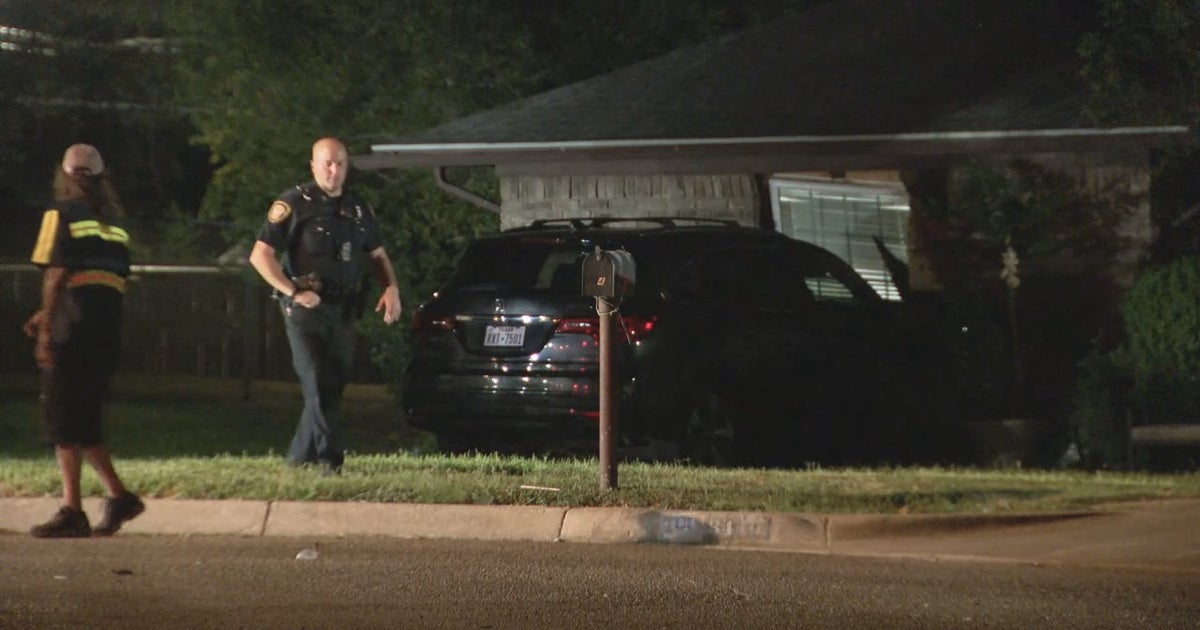 Driver dies of gunshot wound after crashing into Fort Worth house | FOX ...