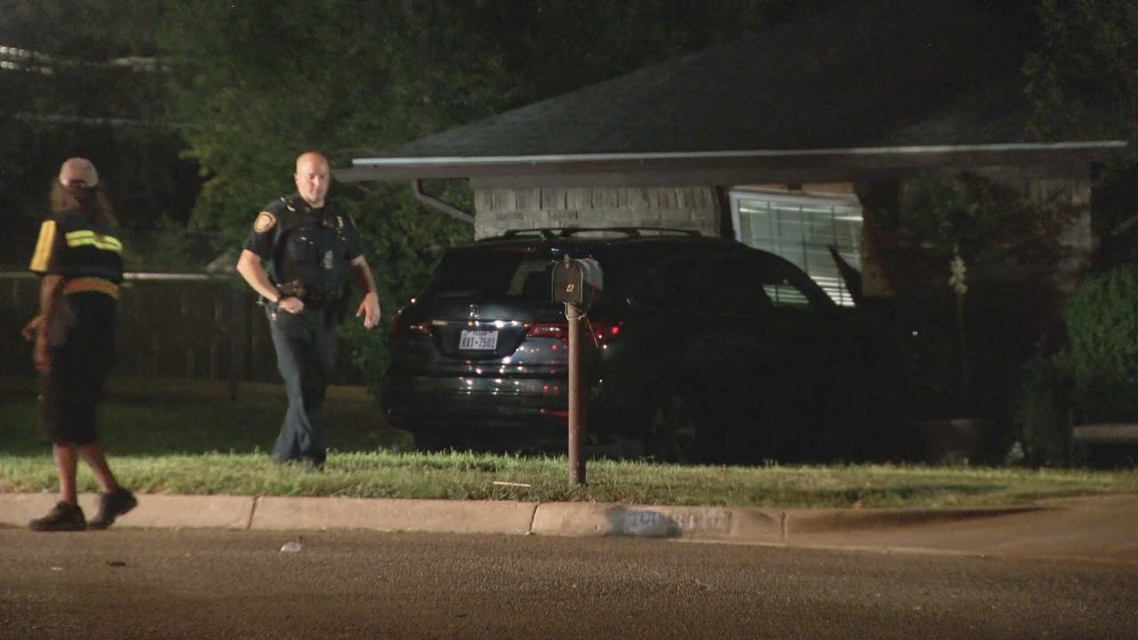 Driver dies of gunshot wound after crashing into Fort Worth house | FOX ...
