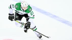 Stars sign 41-goal scorer Robertson to $31M, 4-year deal