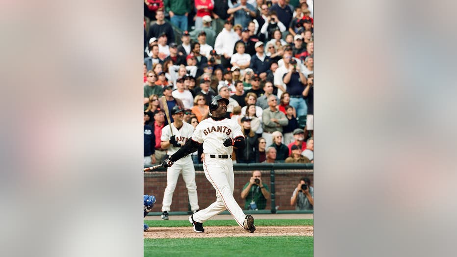 Barry Bonds hits No. 756 to break Hank Aaron's all-time home run record -  The Daily Illini