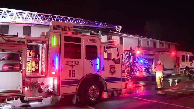 Woman hurt in Fort Worth apartment fire