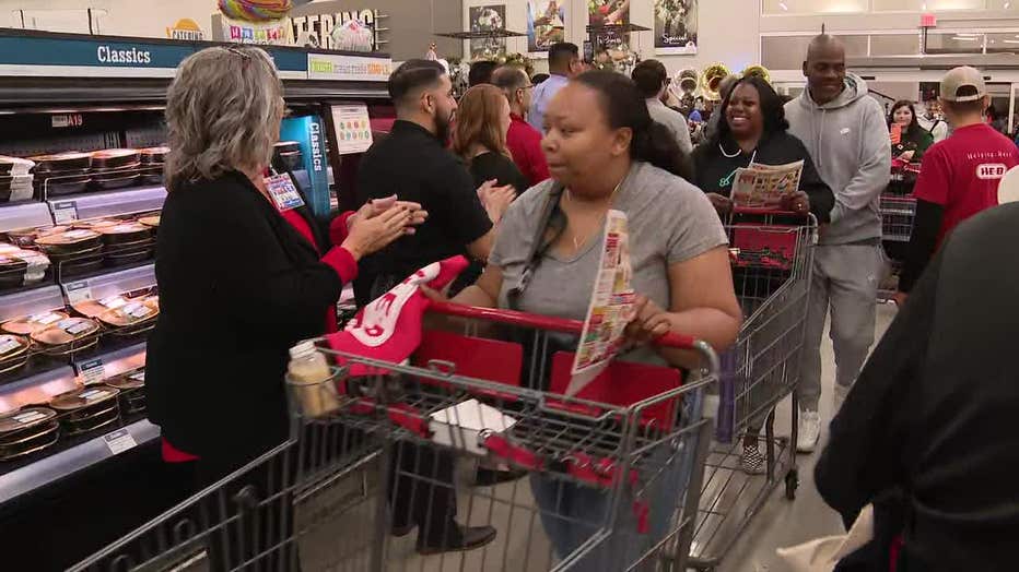 Crowd gathers for another H E B store to open in North Texas