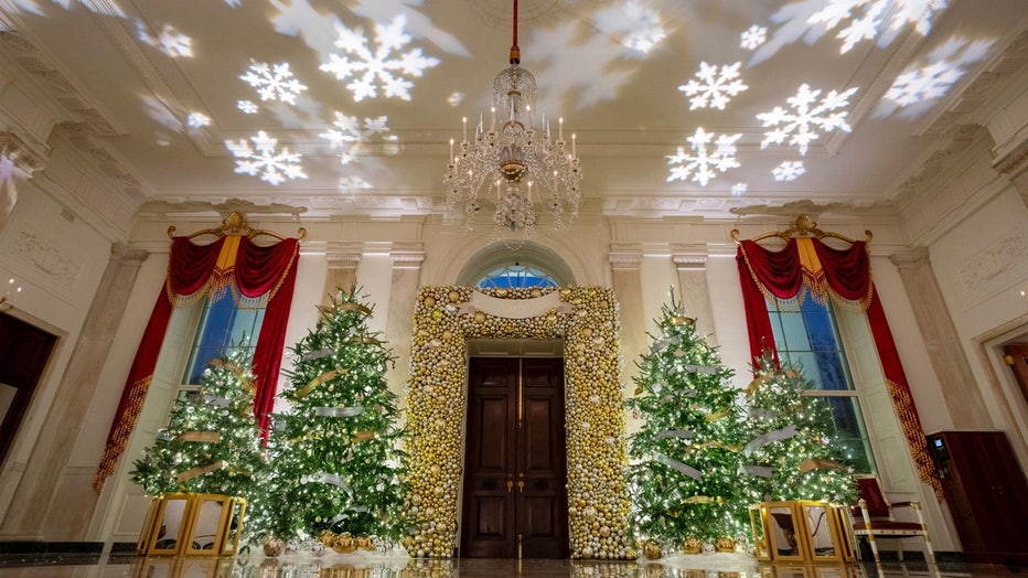 WhiteHouseHolidayDecor_GrandFoyer.jpg