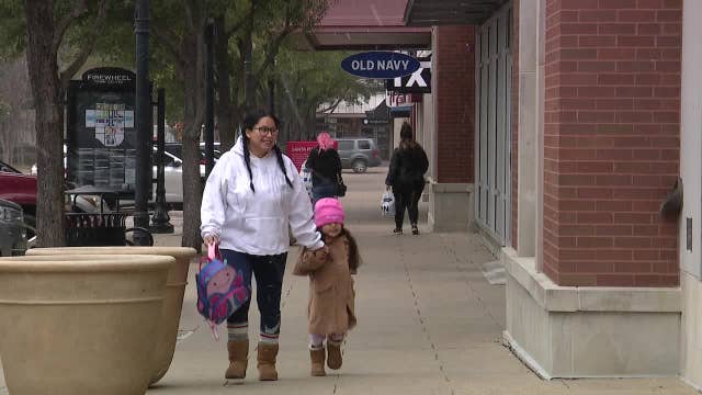 North Texans brave arctic cold to run final errands before Christmas