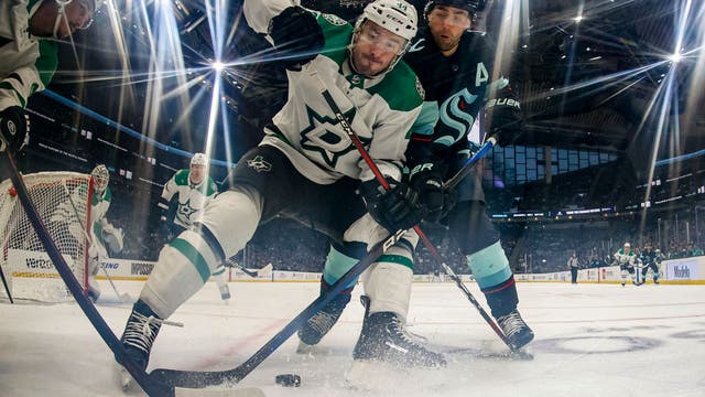 Robertson's 39th goal helps Stars roll Kraken 5-2
