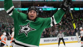 Robertson scores 2, Stars keep pace with 4-1 win over Flyers