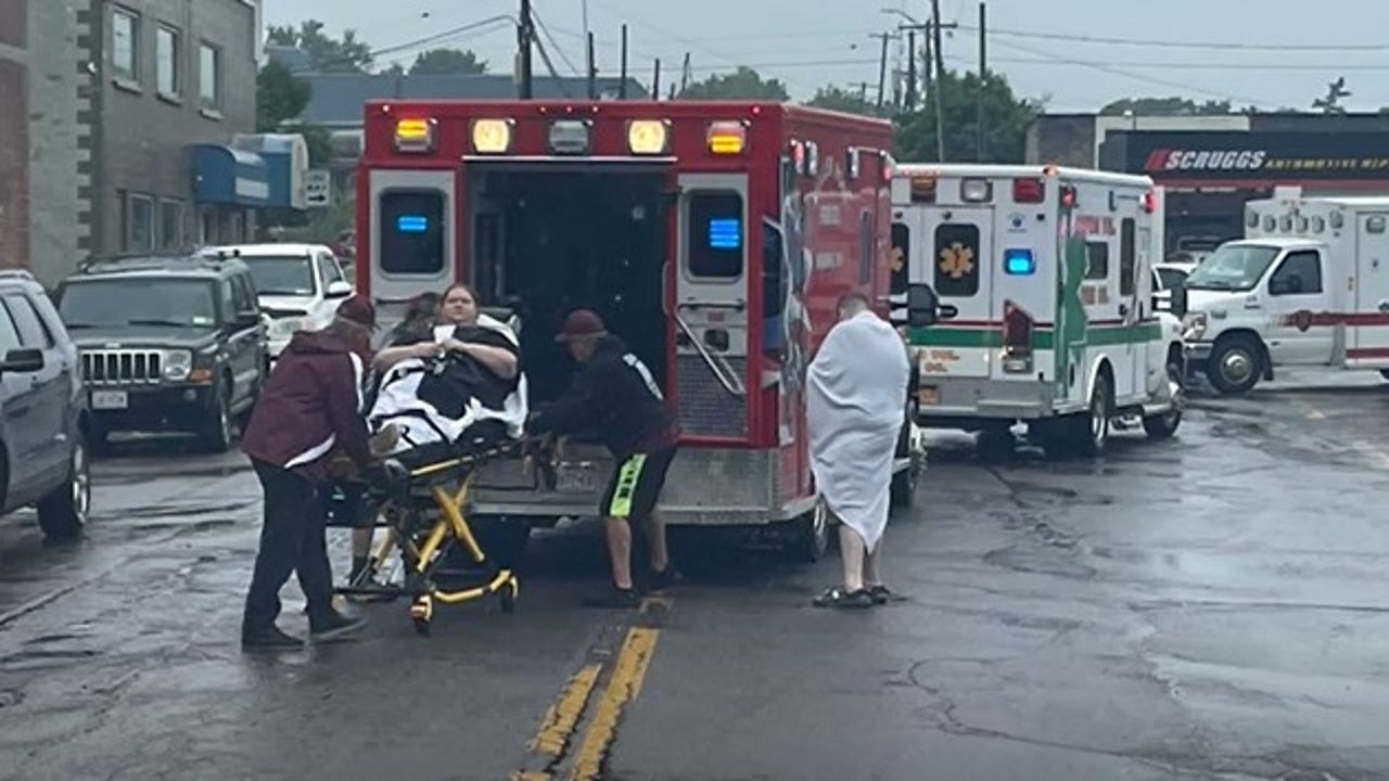 1 dead several rescued after tour boat capsizes in underground NY cave