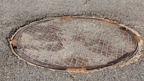 Prosper police looking for suspects who stole 30 manhole covers