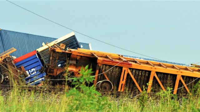 Strong winds cause train derailment in Navarro County